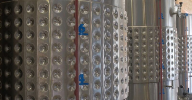 Prirodni proces u kome kvasci pretvaraju šećer iz grožđa u alkohol, gas i toplotu, stvarajući vino