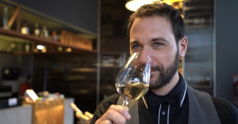 Skup mirisa koji se razvijaju tokom sazrevanja vina u boci, često složeniji od osnovnih aroma svežeg vina