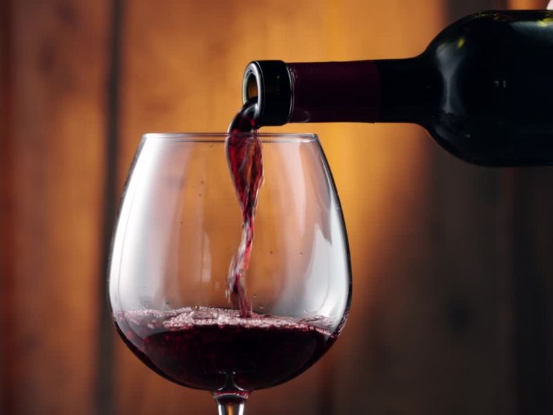 Strelčevima odgovara Malbec, snažno vino sa tamnim voćem i začinima, savršeno za avanturističke večeri.