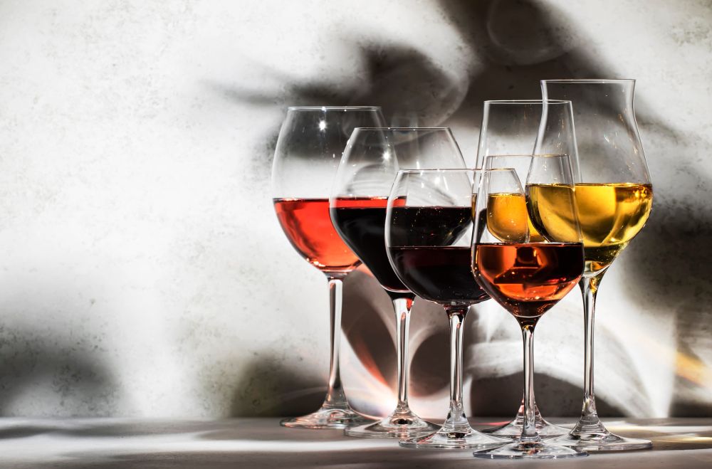 Čaše belog, crvenog i roze vina predstavljene kao raznovrsna sezonska ponuda restorana.